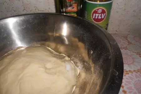 Мини-пиццы с сайрой, моцареллой и маслинами: шаг 3
