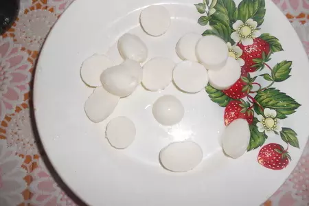 Мини-пиццы с сайрой, моцареллой и маслинами: шаг 4