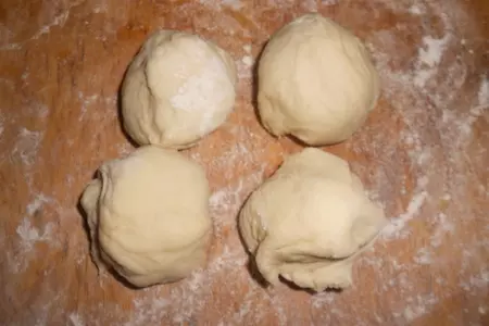 Мини-пиццы с сайрой, моцареллой и маслинами: шаг 5