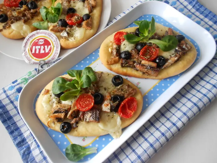 Мини-пиццы с сайрой, моцареллой и маслинами: шаг 9