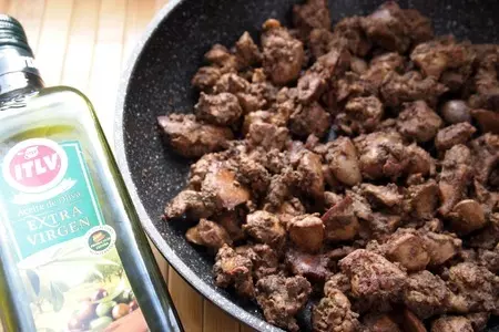 Витаминный салат с куриной печенью, шпинатом и апельсинами: шаг 2