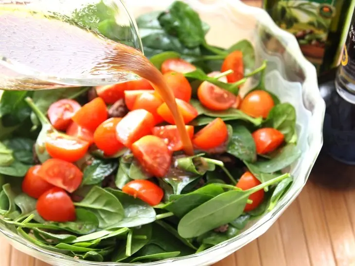 Витаминный салат с куриной печенью, шпинатом и апельсинами: шаг 6