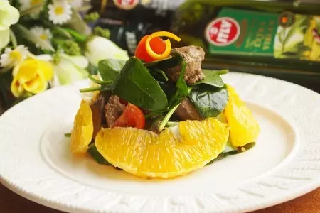 Витаминный салат с куриной печенью, шпинатом и апельсинами: шаг 7
