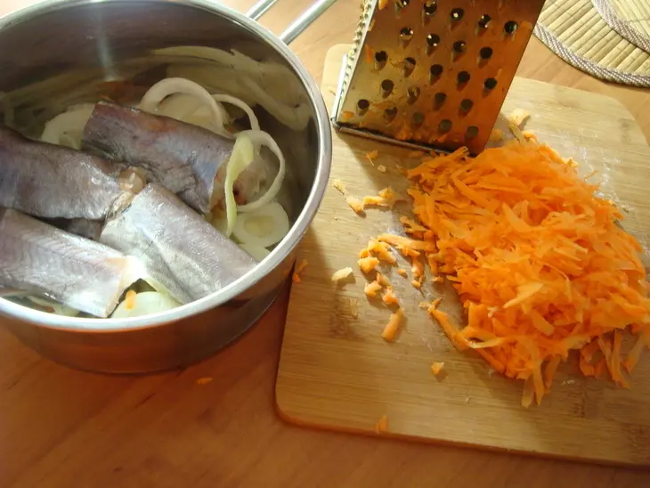 Рыба под морковной шубкой: шаг 1