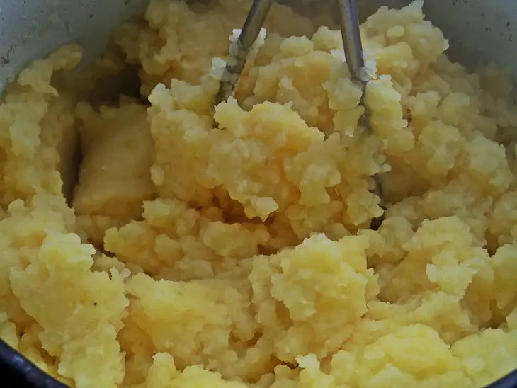 Запечённые пюре с котлетами, перцем и оливками: шаг 2