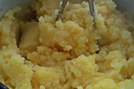 Запечённые пюре с котлетами, перцем и оливками: шаг 2