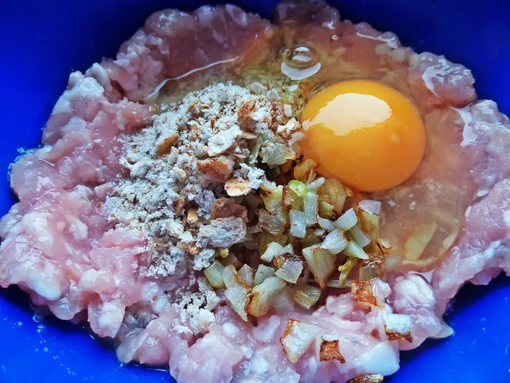 Запечённые пюре с котлетами, перцем и оливками: шаг 4
