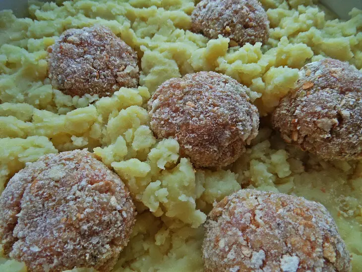 Запечённые пюре с котлетами, перцем и оливками: шаг 5