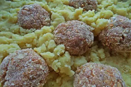 Запечённые пюре с котлетами, перцем и оливками: шаг 5
