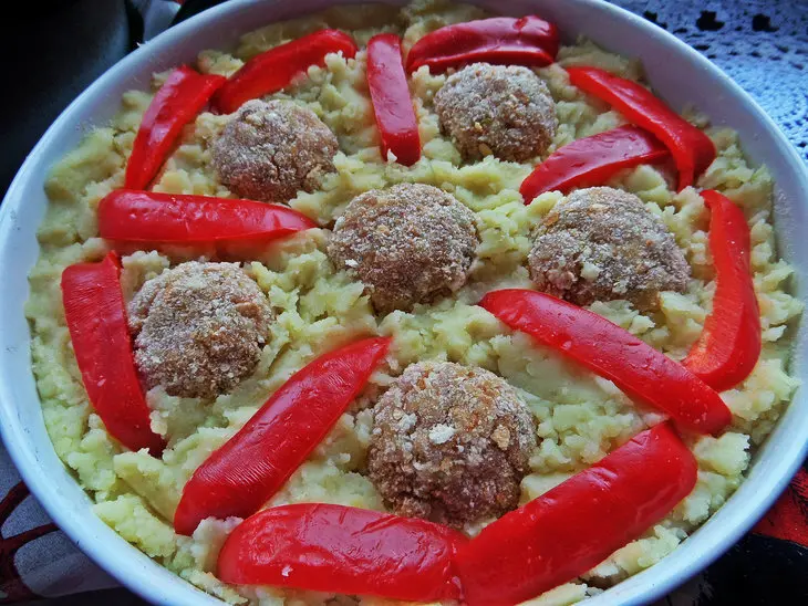 Запечённые пюре с котлетами, перцем и оливками: шаг 6