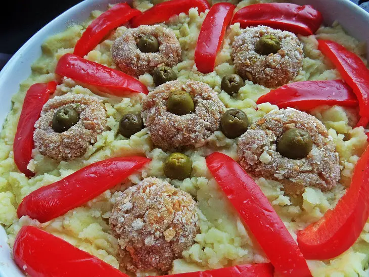 Запечённые пюре с котлетами, перцем и оливками: шаг 8