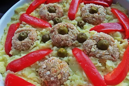 Запечённые пюре с котлетами, перцем и оливками: шаг 8