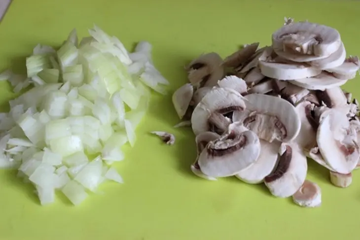 Куриная печень в сметанном соусе  с шампиньонами и рисом басмати: шаг 1
