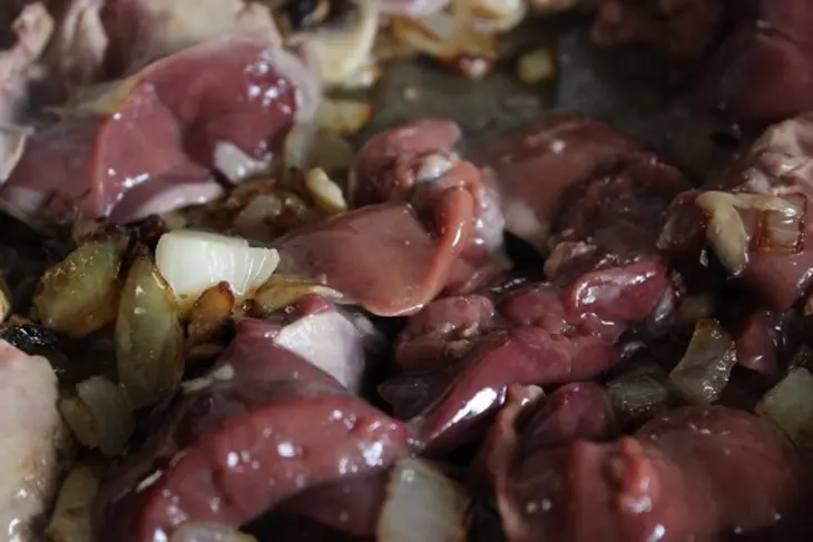 Куриная печень в сметанном соусе  с шампиньонами и рисом басмати: шаг 4