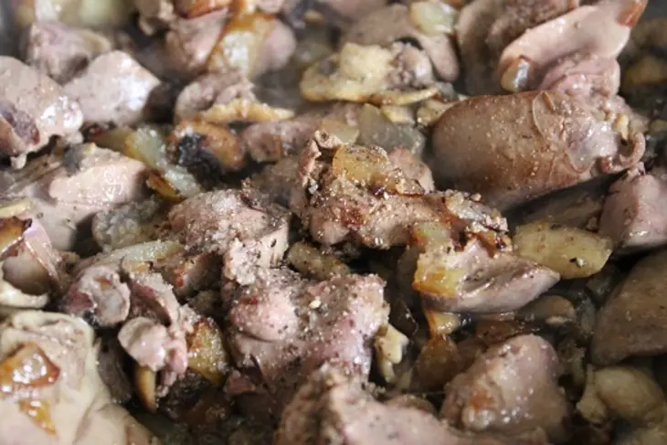 Куриная печень в сметанном соусе  с шампиньонами и рисом басмати: шаг 5