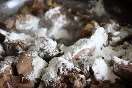 Куриная печень в сметанном соусе  с шампиньонами и рисом басмати: шаг 6