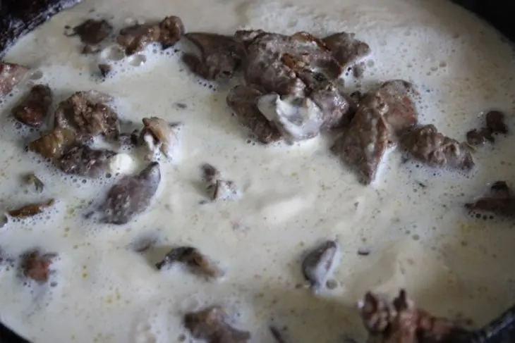 Куриная печень в сметанном соусе  с шампиньонами и рисом басмати: шаг 8