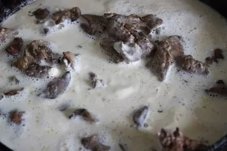 Куриная печень в сметанном соусе  с шампиньонами и рисом басмати: шаг 8