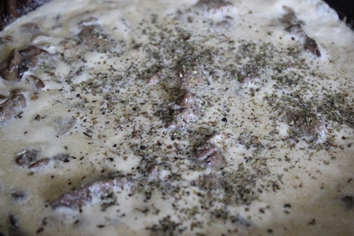 Куриная печень в сметанном соусе  с шампиньонами и рисом басмати: шаг 9