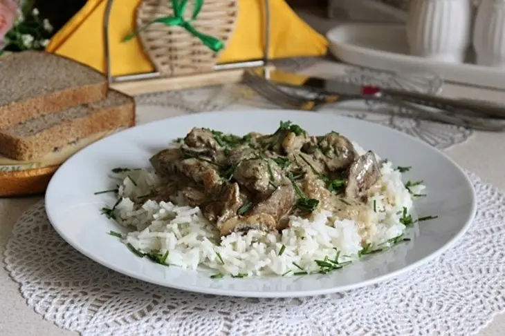 Куриная печень в сметанном соусе  с шампиньонами и рисом басмати: шаг 14
