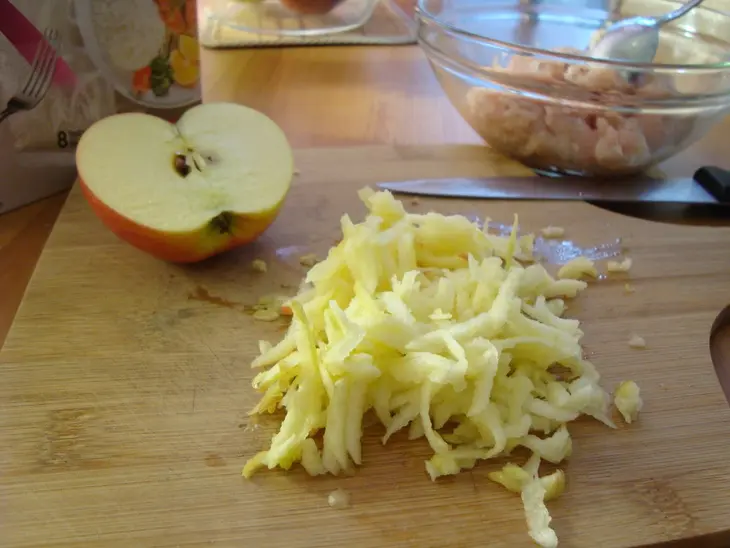Куриные биточки с рисом басмати,яблоком и живым соусом.: шаг 2