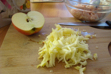 Куриные биточки с рисом басмати,яблоком и живым соусом.: шаг 2