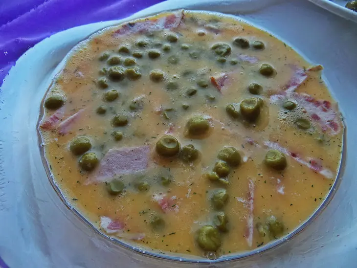 Омлет с горошком и томатом в свч: шаг 5
