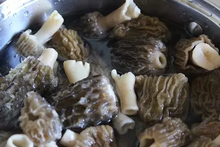 Сморчки в сметане с рисом "янтарь": шаг 2