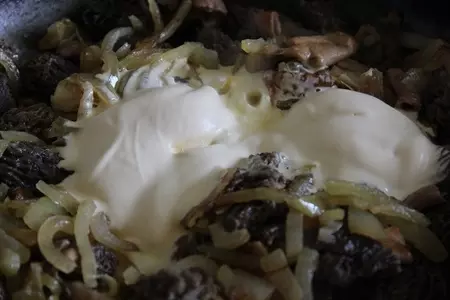 Сморчки в сметане с рисом "янтарь": шаг 9