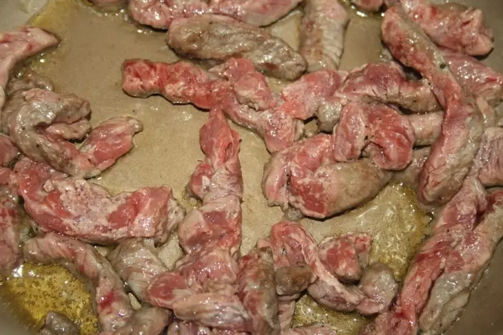 Гречка "мистраль" с соусом из говядины с маринованными огурцами + стихотворение "что вижу, то пишу": шаг 4