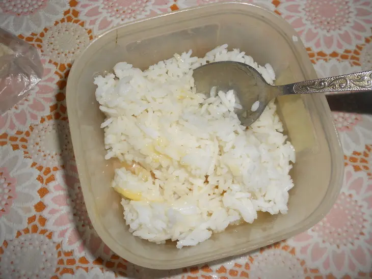Рулет с рисом и яйцом: шаг 3