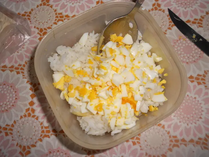 Рулет с рисом и яйцом: шаг 4