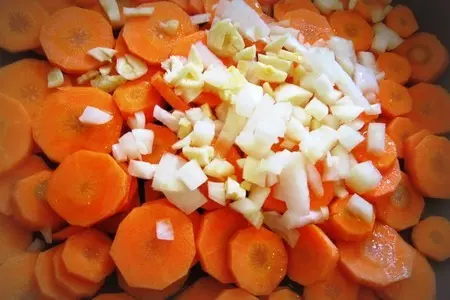 Оранжевые, морковно-куриные котлетки на гриле: шаг 1