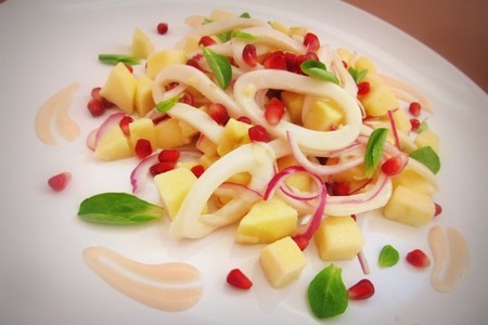 Салат с кальмарами и яблоками под йогуртовым соусом: шаг 4