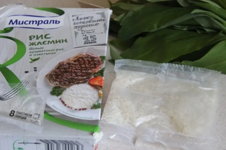 Салат с рисом, морской капустой и черемшой: шаг 1