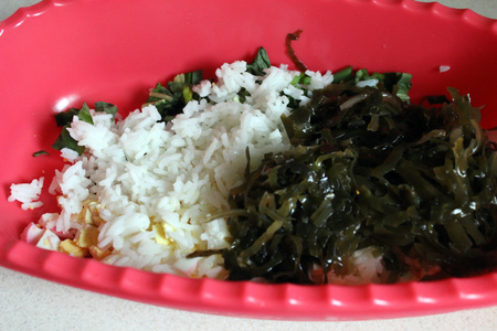 Салат с рисом, морской капустой и черемшой: шаг 3