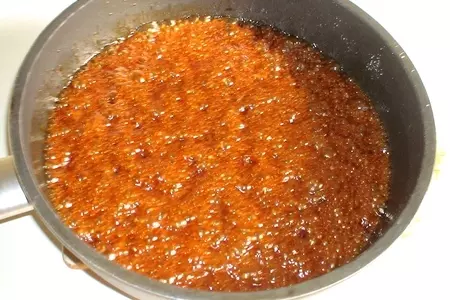 Карамельный медовик с апельсиновым кремом: шаг 2