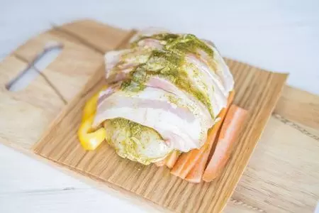 Куриная грудка с беконом и овощами, запеченная в гриль-бумаге: шаг 3