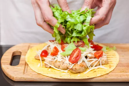 Тостада (tostadas) с курицей и авокадо: шаг 7