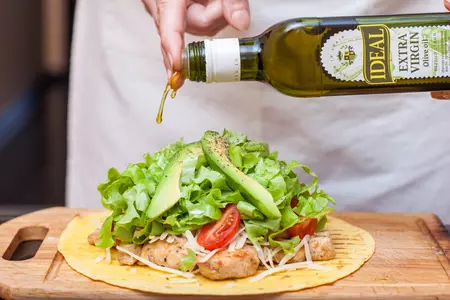 Тостада (tostadas) с курицей и авокадо: шаг 8