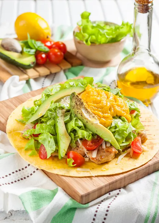 Тостада (tostadas) с курицей и авокадо: шаг 10