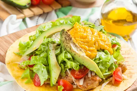 Тостада (tostadas) с курицей и авокадо: шаг 10