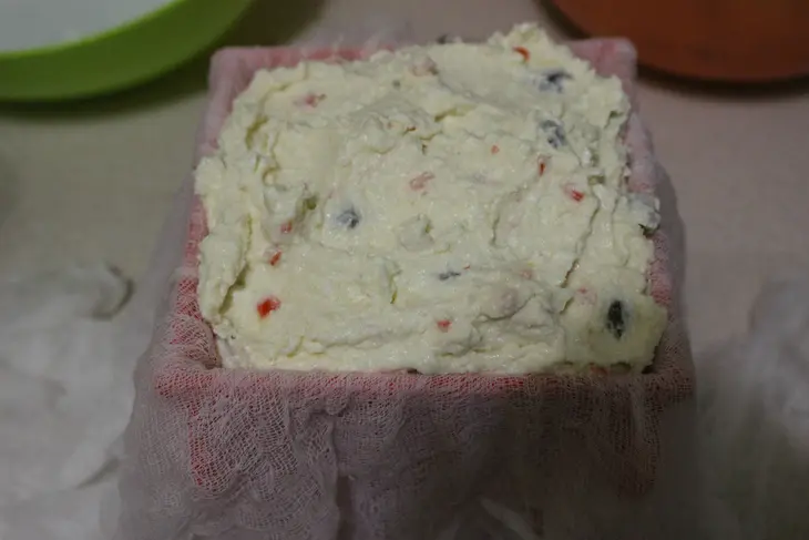 Творожная пасха с цукатами и изюмом: шаг 7