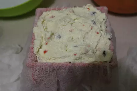 Творожная пасха с цукатами и изюмом: шаг 7