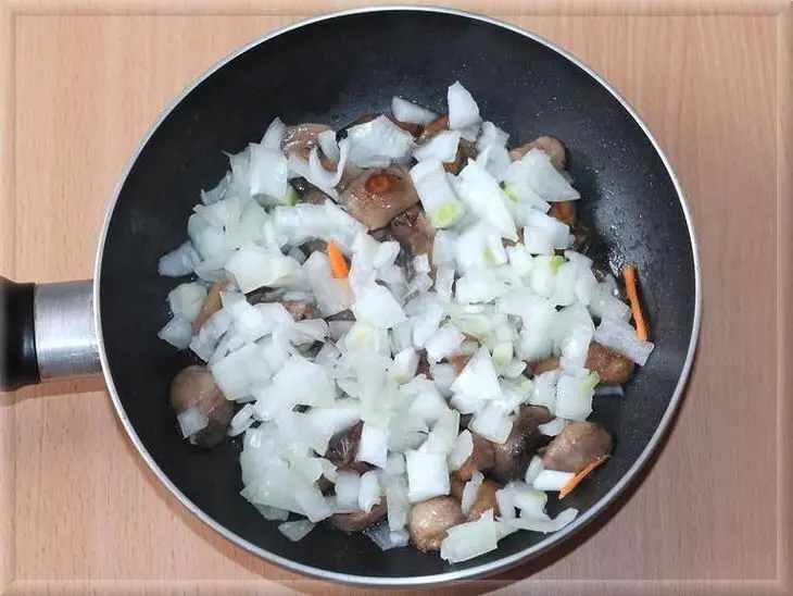 Каша рассыпчатая с грибами и овощами: шаг 3