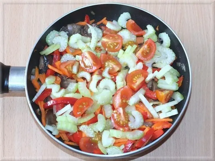 Каша рассыпчатая с грибами и овощами: шаг 5