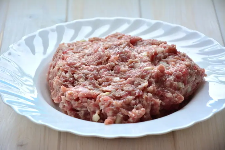 Рулетики из пекинской капусты с мясом и сладким перцем: шаг 1
