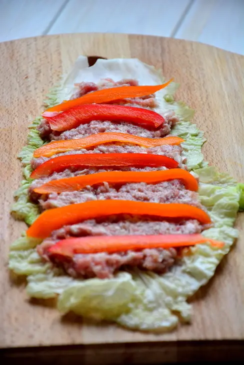 Рулетики из пекинской капусты с мясом и сладким перцем: шаг 5