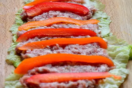 Рулетики из пекинской капусты с мясом и сладким перцем: шаг 5