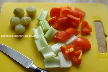 Овощная зажарка с мидиями и маринованным луком: шаг 2